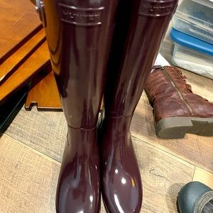 Hunter rain boots in Black Cherry, size 9